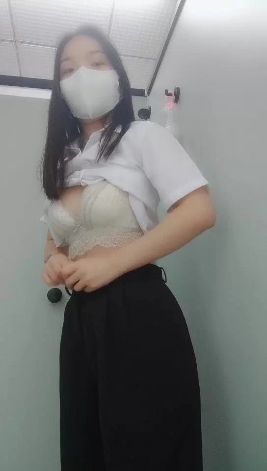 美女御姐 公司女白领上班时间陪狼友骚一下，逼里塞着跳蛋自慰跑【1v+91m】