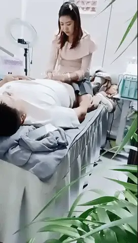 自拍 美容院老板娘[小迷糊]勾搭男顾客到店里~偷拍做面膜做完【3V+3.1G】