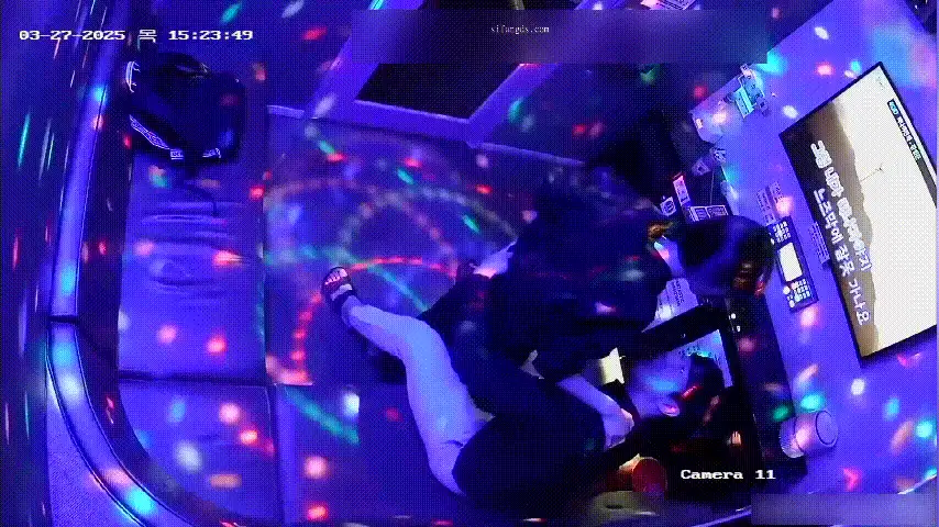 自拍 大学情侣KTV非常大胆的真实做爱，男友用各种姿势肏她，【1v+1.5G】