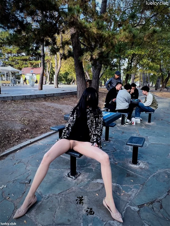 福利姬 潇洒Gucci – 尤物女奴人前露出啤酒瓶插逼 视图合集【125P26V+811MB】