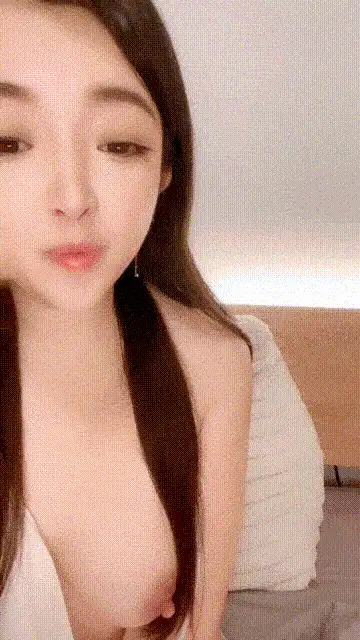 熟女少妇 甜心美少妇漏着奶子跟狼友互动撩骚，特写展示一线天性【2+3513MB】