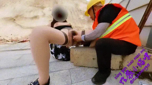 自拍 最新流出，全网狂人，硬核户外真实勾引骚女[性感小猫咪]33G付费⑤，绑在栏杆上被三?【多p+v+2.44G】