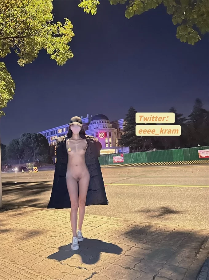福利姬 Eeee_kram – 母狗福利姬 各种场所露出【122P3V+168M】