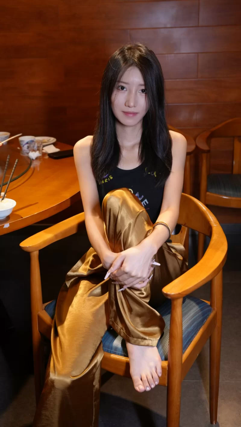 青柠摄影No.49芥末 餐厅黑丝白丝裸足【130P+1V+6.18G】