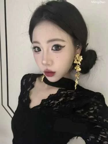 福利姬 抖音高颜值女神emlly在天津大学在任校花一职私下反差献身【1+77M】