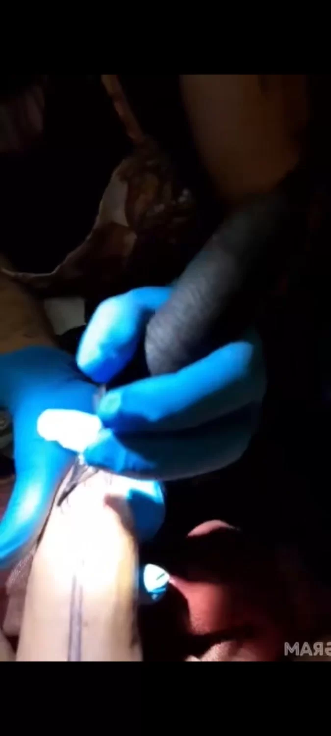 自拍 猎奇 鸡巴纹身真实秘密过程曝光！女纹身师需时不时给客人口交 确保鸡巴在坚硬挺状态【2v+300m】