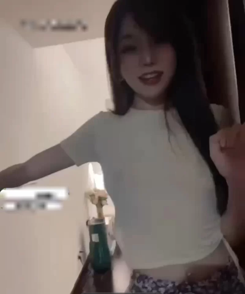 自拍 芝芝booty 无内黑丝勒逼连体高叉自慰表演【1V+154MB】