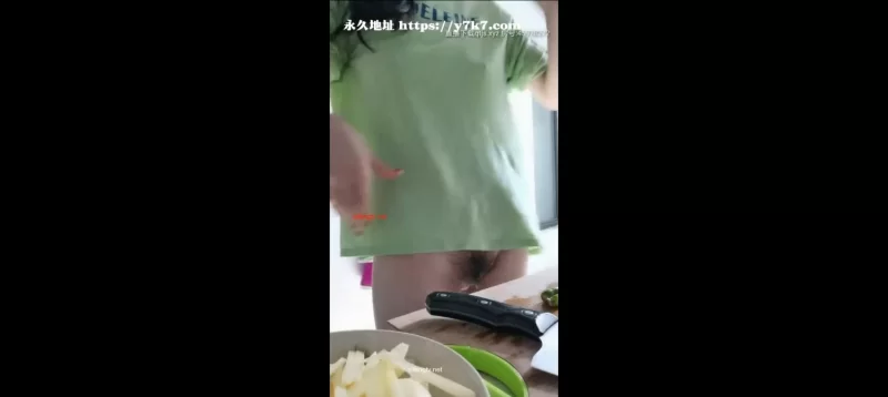 美女御姐 极品身材[一个小小白]，妹子宅家无聊，穿上性感围裙厨房做饭【1v+2g】
