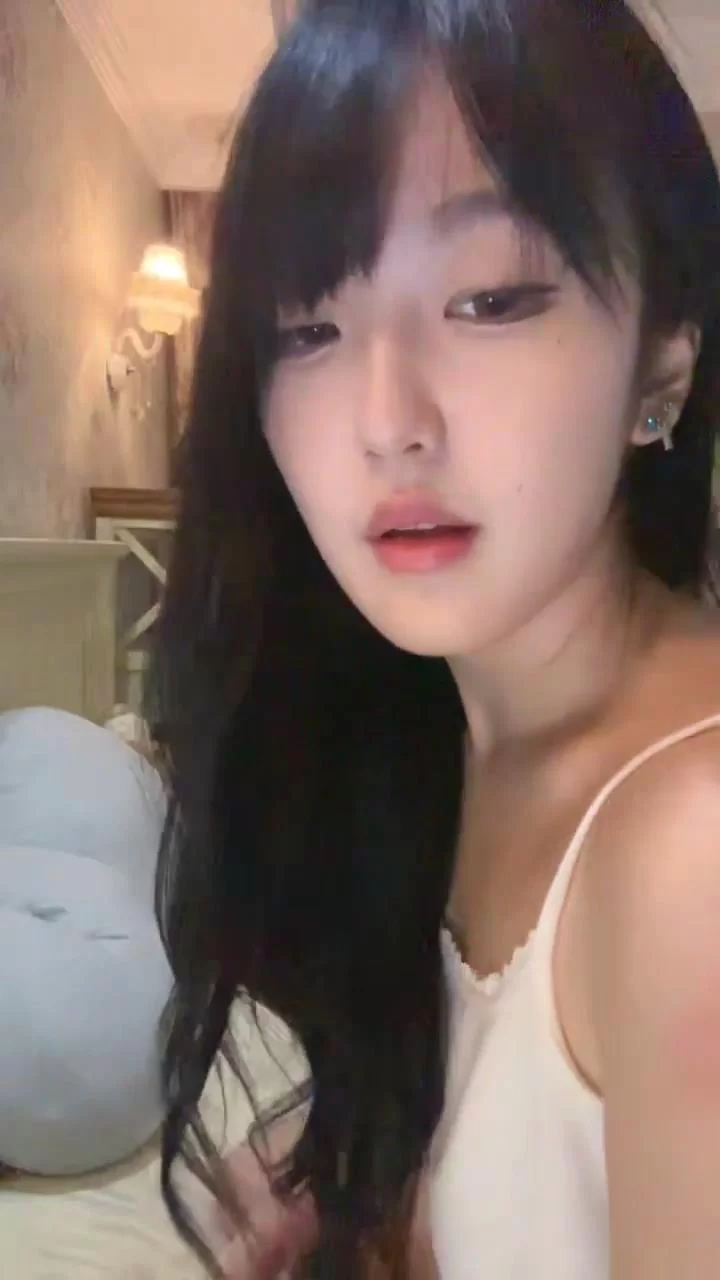 美女御姐 超清纯学姐！[柳二路豆腐]在家聊着脱光竟是嫩奶白虎逼【2v+1.44g】