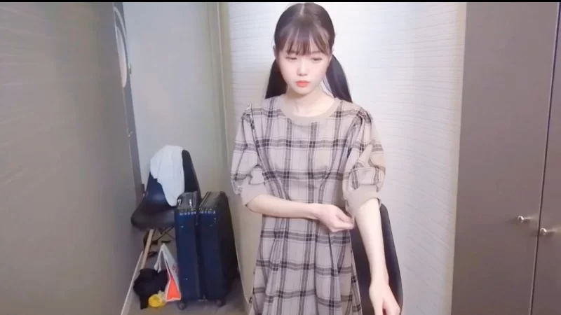 自拍 双马尾的妹妹 一脸委屈的样子好可爱【1v+300mb】