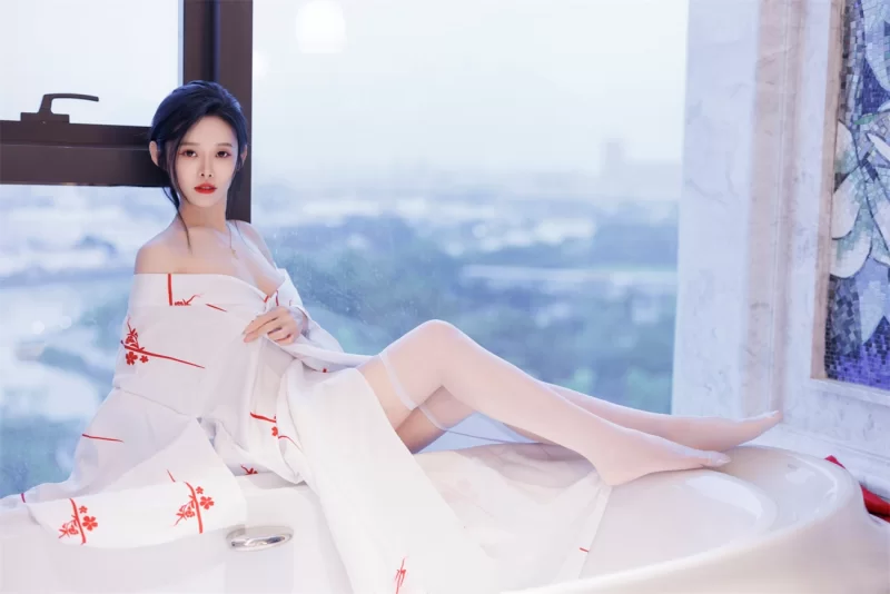 美女御姐 [秀人重磅]，超美顶级模特，[李凯诗]，透点，微露【2+2246MB】
