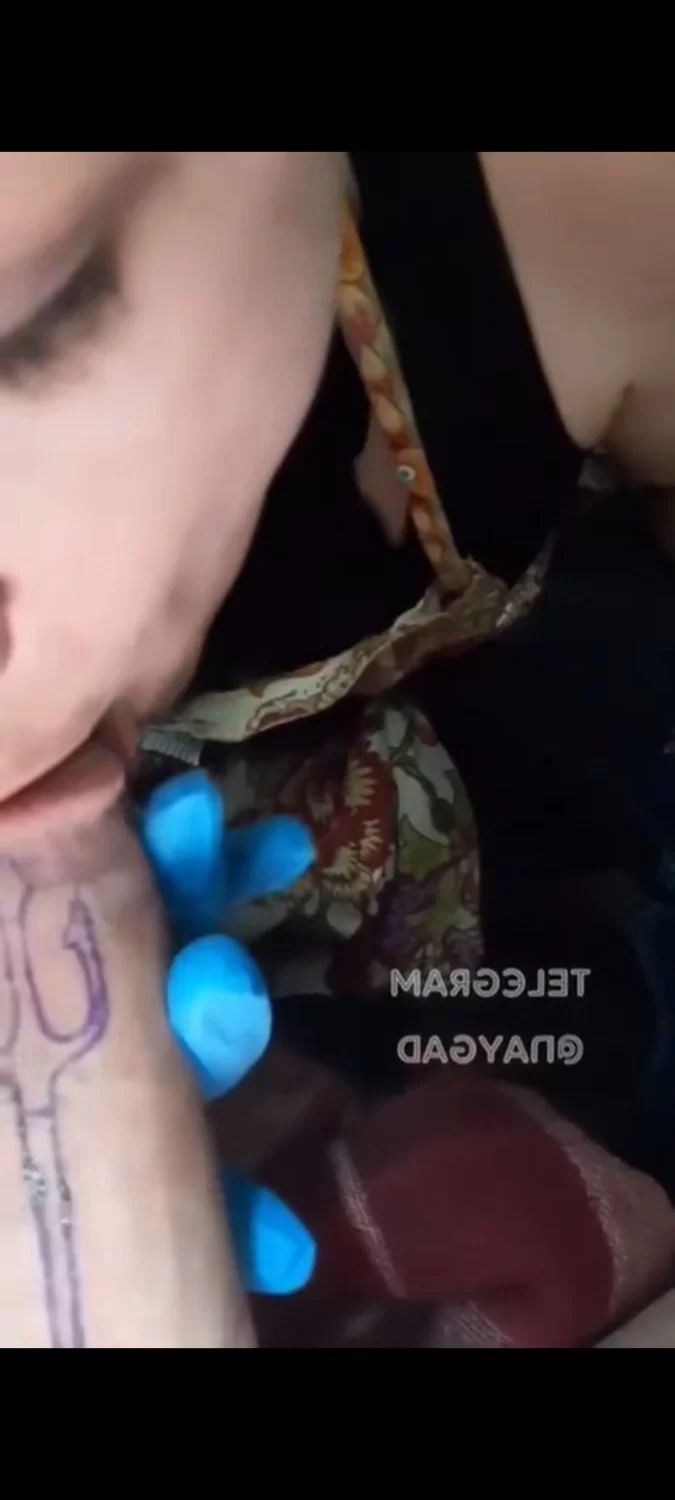 自拍 猎奇 鸡巴纹身真实秘密过程曝光！女纹身师需时不时给客人口交 确保鸡巴在坚硬挺状态【2v+300m】