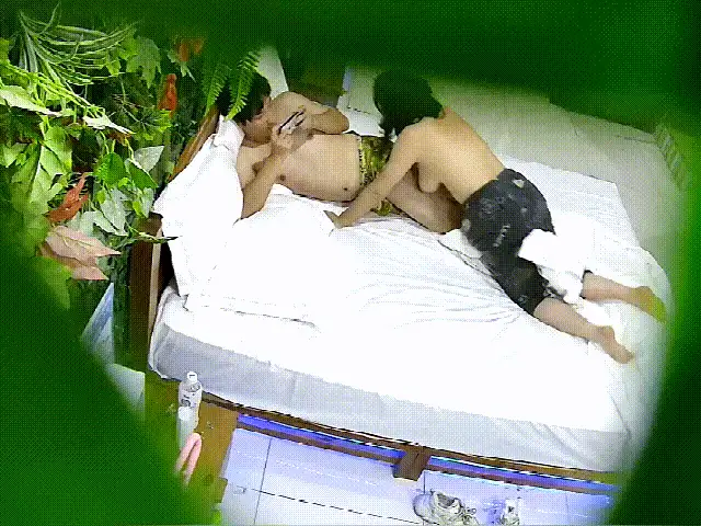 美女御姐 大叔酒店约炮大奶女同事 干了一炮女的还想要可惜大叔已【1v+1.5G】