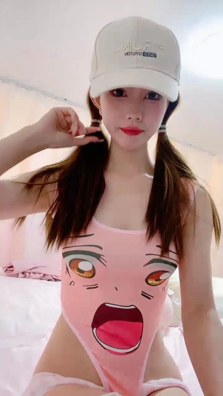 美女御姐 鸭舌帽美少女，双马尾死库水，坚挺美乳粉嫩，脱光多毛【1v+1.08g】
