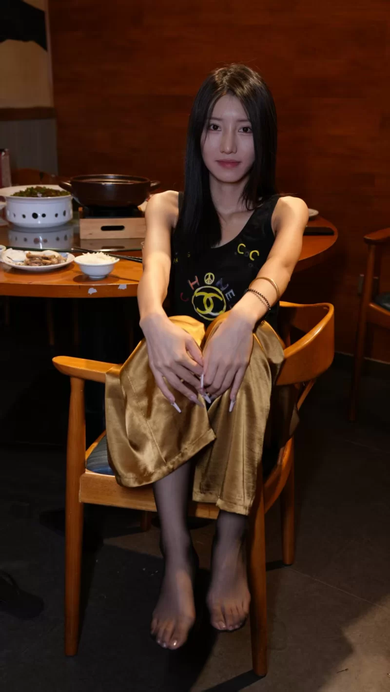青柠摄影No.49芥末 餐厅黑丝白丝裸足【130P+1V+6.18G】