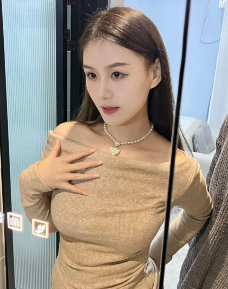 自拍 被男友留出的性爱露脸视频，生活照床上对比反差【3v18p+925.71m】
