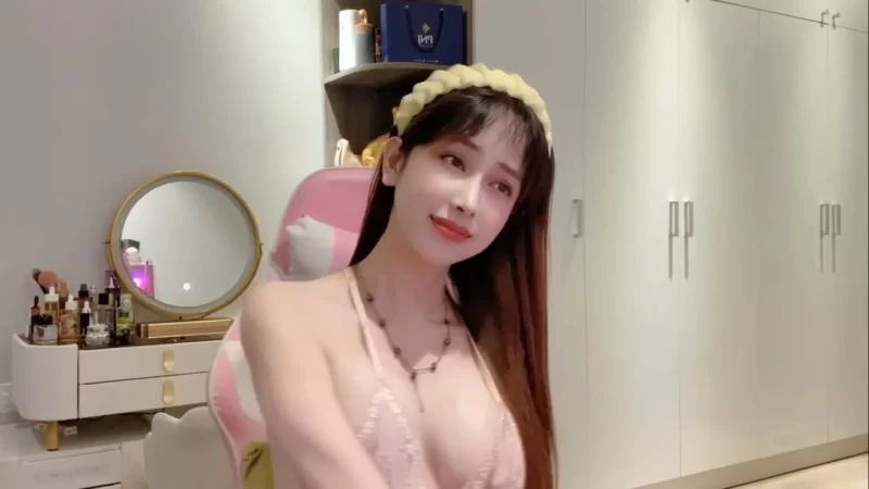美女御姐 ST专卖店[ANNA102]白虎女神，不看后悔，神仙颜值，小美【5v+2.79g】