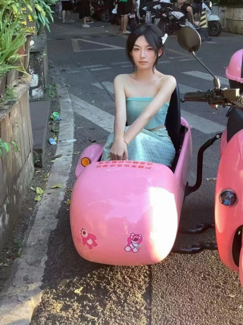 美女御姐 某师范学院22级颜值女大[吕佳慧]不雅视图流出，被金主【46p+6v+241m】