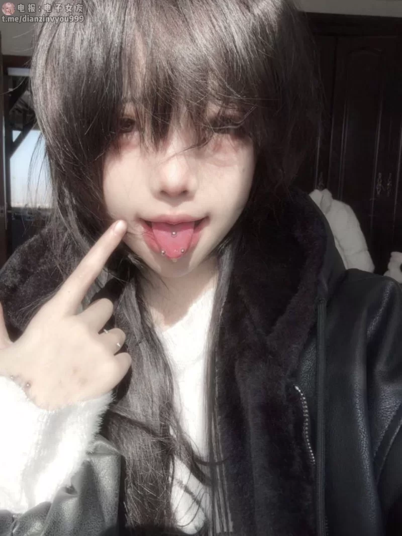 合法萝莉 超嫩极品可爱小母狗✅bb里塞着假牛牛被上菜的姐姐看见了【15v+67m】