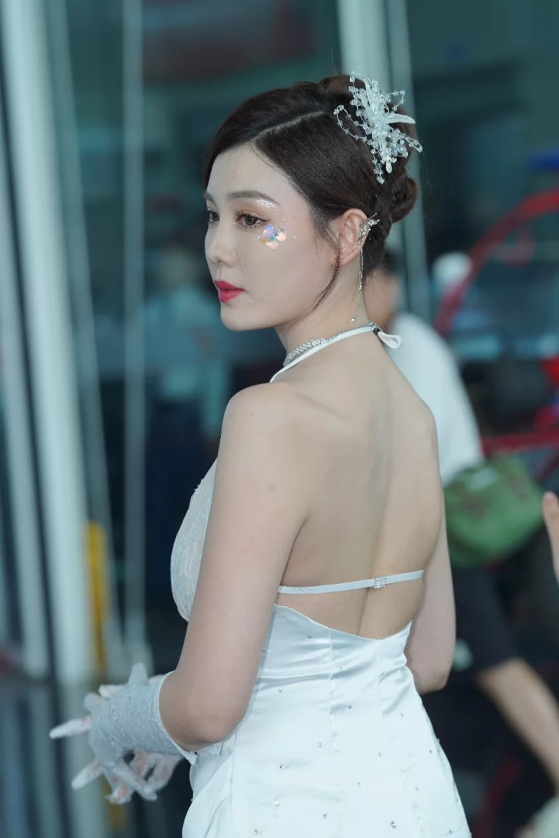 国产模特 网红车模[小龙鼠]街拍作品 魅力礼服长裙 美脚玉足【223P+513M】