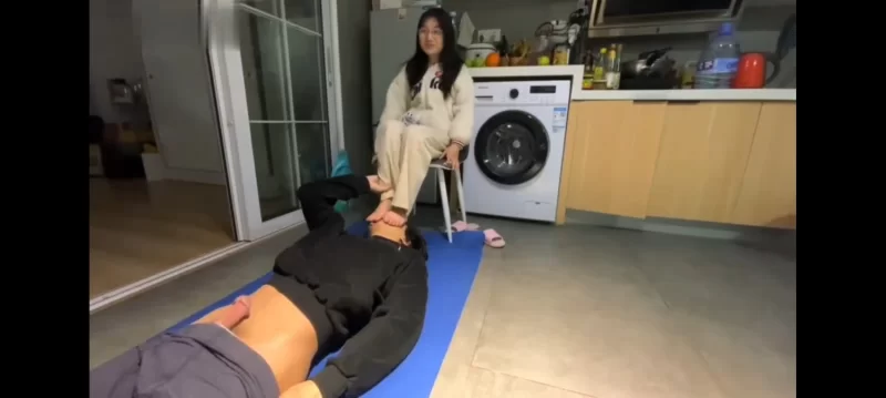 足控腿控 清纯唯美的眼镜萝莉小姐姐为恋足癖小哥哥足交【1+270m】