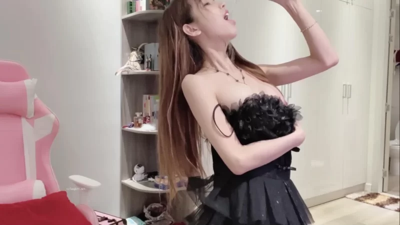 美女御姐 女神尺度再度升级~[anna102]100%初恋感觉~黑牛道具~自慰大秀【6v+5.93g】