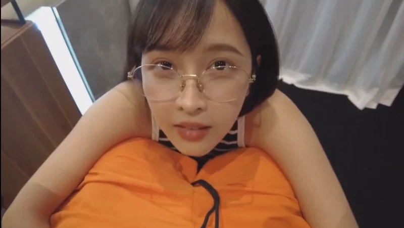 自拍 眼镜反差女大学生，跟炮友激情啪啪，被无套后入，抱头【1V+188M】