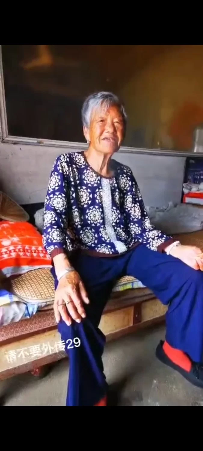 自拍 猎奇，跑到偏远农村玩老奶奶，没想到逼还挺饱满，无套内射，不能我一个人瞎【1v+20m】