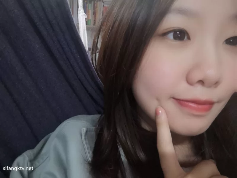 各种门 某师范大学mayuxin与男友啪啪泄密视频，生活照里是个美少【11v+991M】