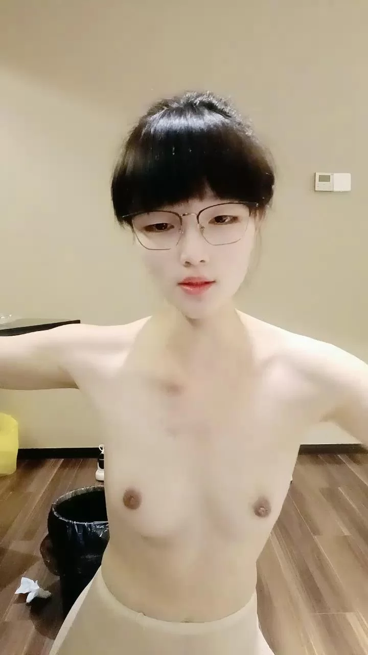 美女御姐 最骚女主播，每天多要约男操逼，让男的吃药操，舔蛋吸【1v+1.29g】