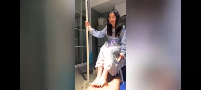 足控腿控 清纯唯美的眼镜萝莉小姐姐为恋足癖小哥哥足交【1+270m】