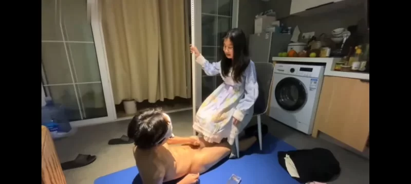 足控腿控 清纯唯美的眼镜萝莉小姐姐为恋足癖小哥哥足交【1+270m】
