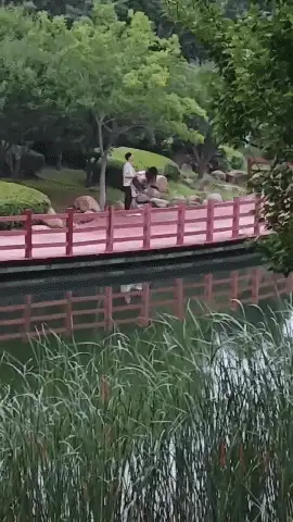 各种门 吃个瓜*湖北X济学院+山东某技校小情侣操场激情草逼 【7v+17M】