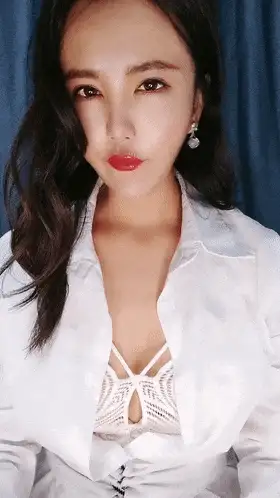 熟女少妇 御姐女神~首次喷水~扩阴~喷尿~喷水港风女神，这眼神太勾人了看一眼就忘不掉【1V+1.69G】