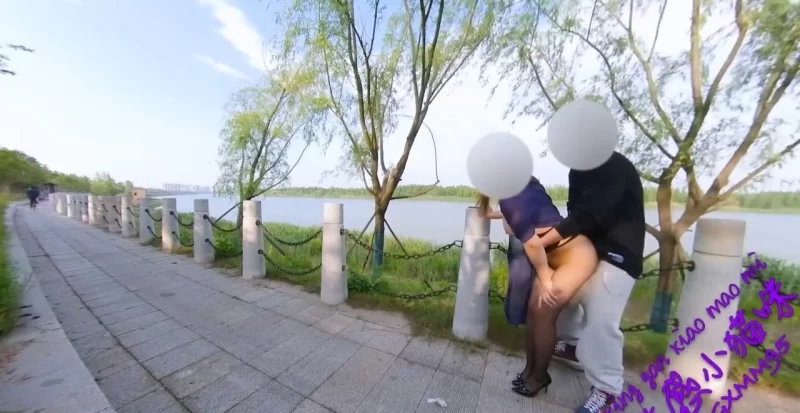 美女御姐 最新全网狂人硬核户外真实勾引骚女[性感小猫咪]，故意露出勾引摩的司机去小树林打炮【5V+2.78G】