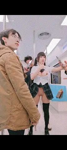 自拍 巨乳福利姬慕慕momo电车痴汉猥亵jk少女写真花絮【6v+1.65g】