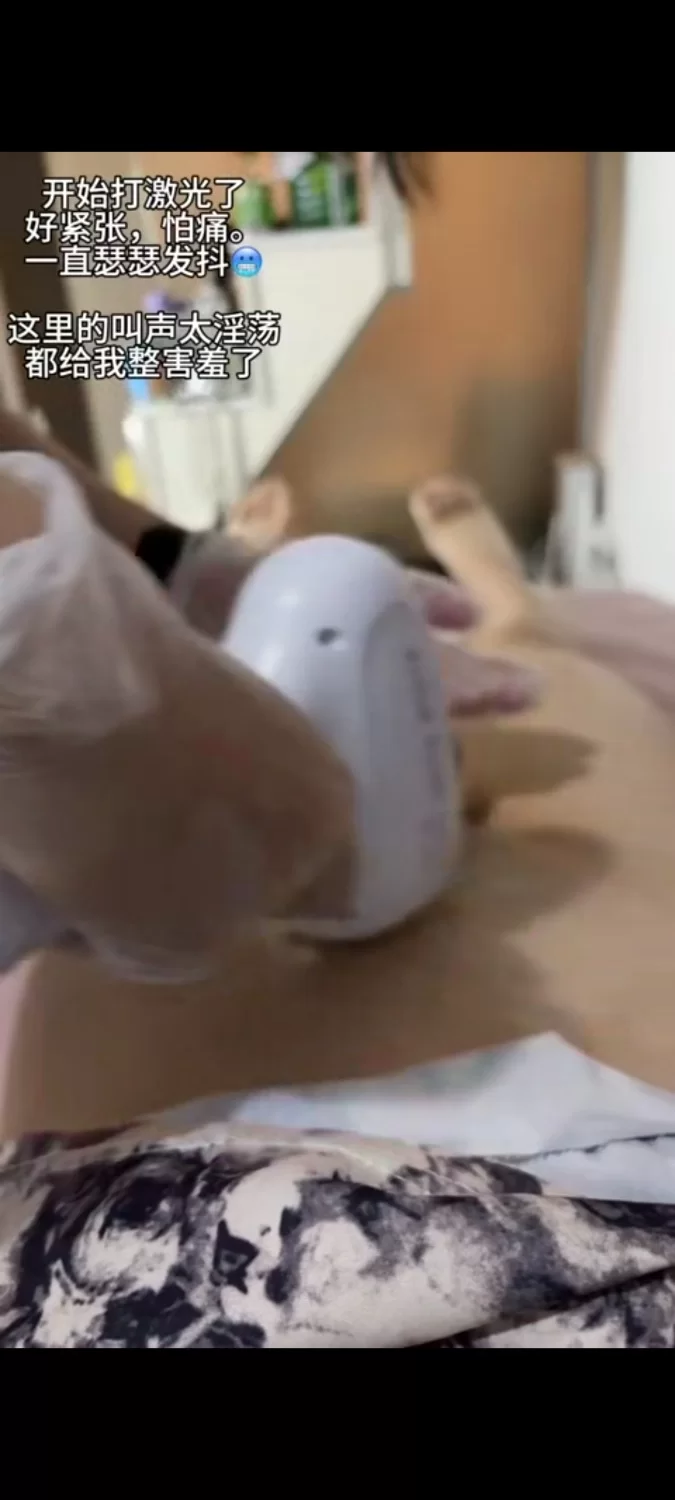 自拍 TS！TS嘉仪：去脱毛了，被小姐姐握着鸡鸡脱毛，从黑森林变白虎，从毛茸茸变光溜溜【1v+500m】