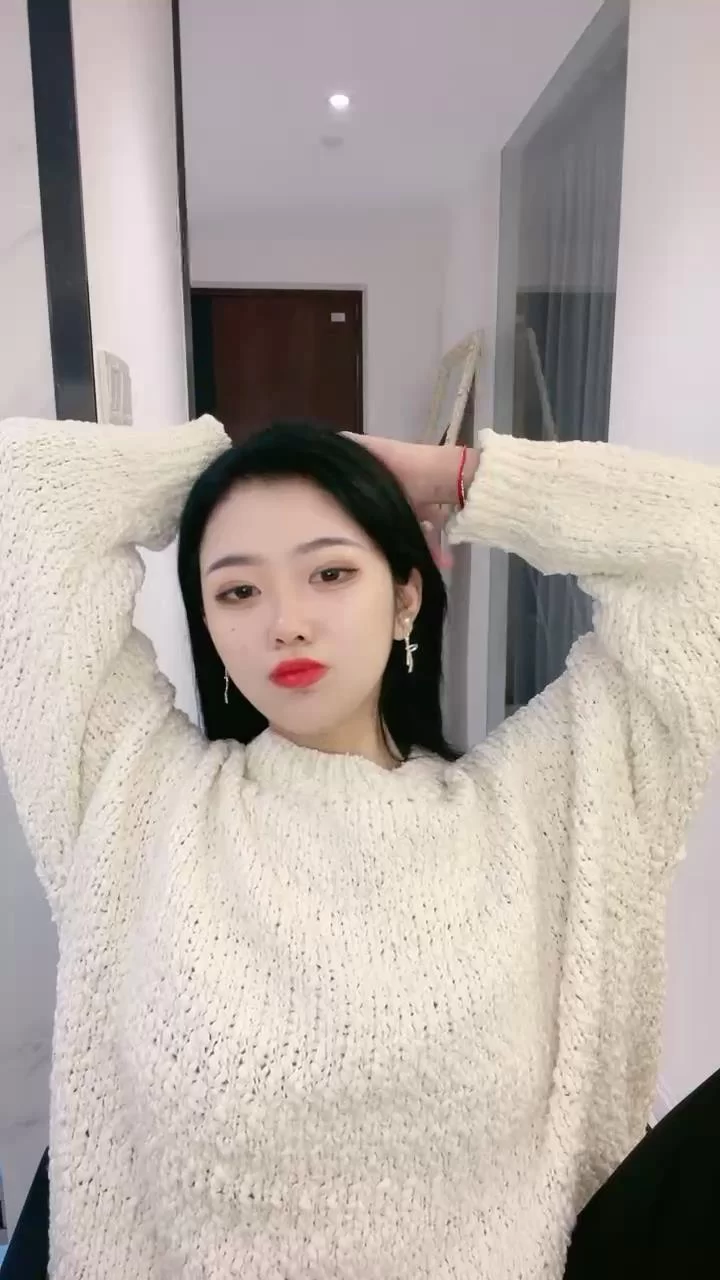美女御姐 烈焰红唇花臂纹身美乳小姐姐，脱掉衣服扭动细腰，坐在【1v+676m】