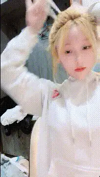 自拍 清纯美少女露脸三点全粉粉色比基尼纤细美甲手指掰开粉【1v+388M】