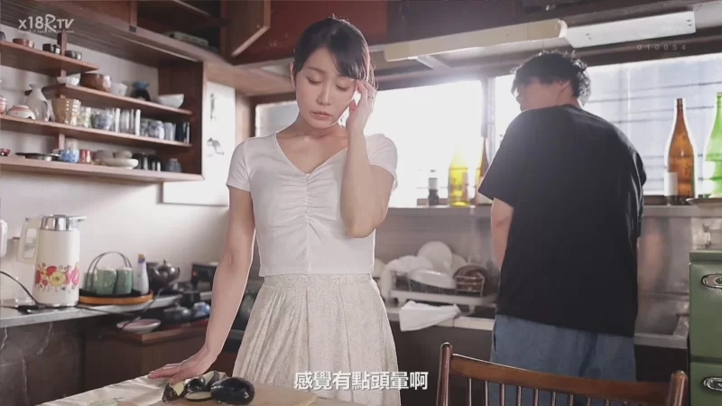 日韩AV 偷偷给妈妈连续下春药，抚摸到她受不了跟我内射做爱【1V+7530M】
