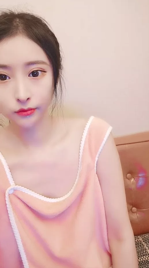 美女御姐 onlyfans人气女神性感御姐雾甜妮妮-紫薇喷水 长得挺甜【1v+1.37g】