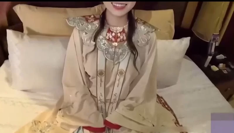 自拍 宋氏汉服美学 女神 女大学生【1v+275mb】