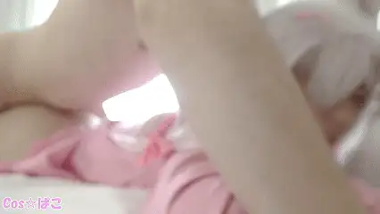 福利姬 [极品]身材圆润的少女，好评如潮的COS☆ぱこ，趴着后入【2v+3.64G】