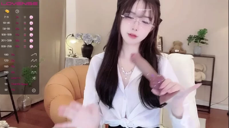 美女御姐 清纯黑丝眼镜妹，自慰高潮喷水，M腿喷水枪，如高射炮般【1+1.8G】