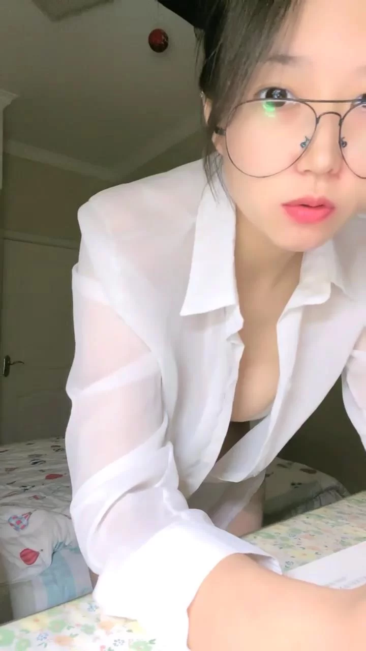 女大学生 南京林业大学美女，考研二战独居[要吃退黑素]深夜寂【6v+2.4g】