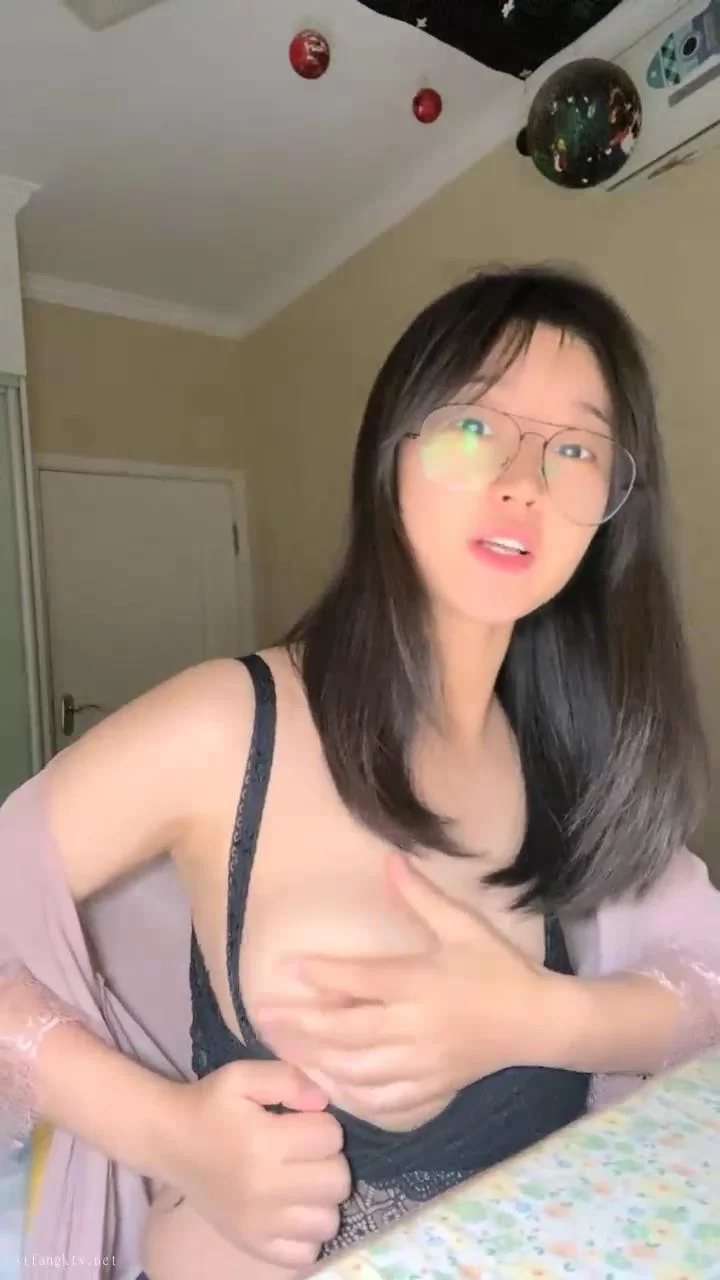 女大学生 南京林业大学美女，考研二战独居[要吃退黑素]深夜寂【6v+2.4g】