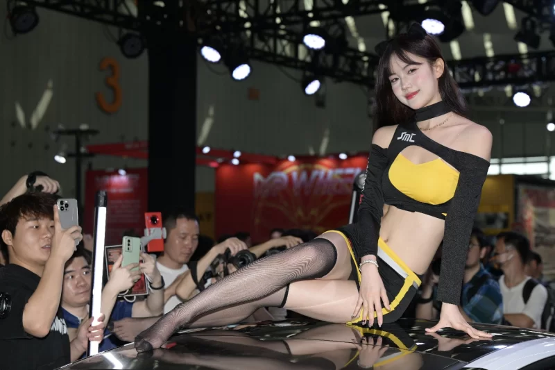 国产模特 网红车模[克罗拉]车顶上的黑丝美女  美脚特写【95P+2.15G】