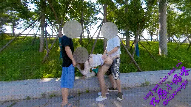 自拍 最新流出，全网狂人，硬核户外真实勾引骚女[性感小猫咪]33G付费⑤，绑在栏杆上被三?【多p+v+2.44G】