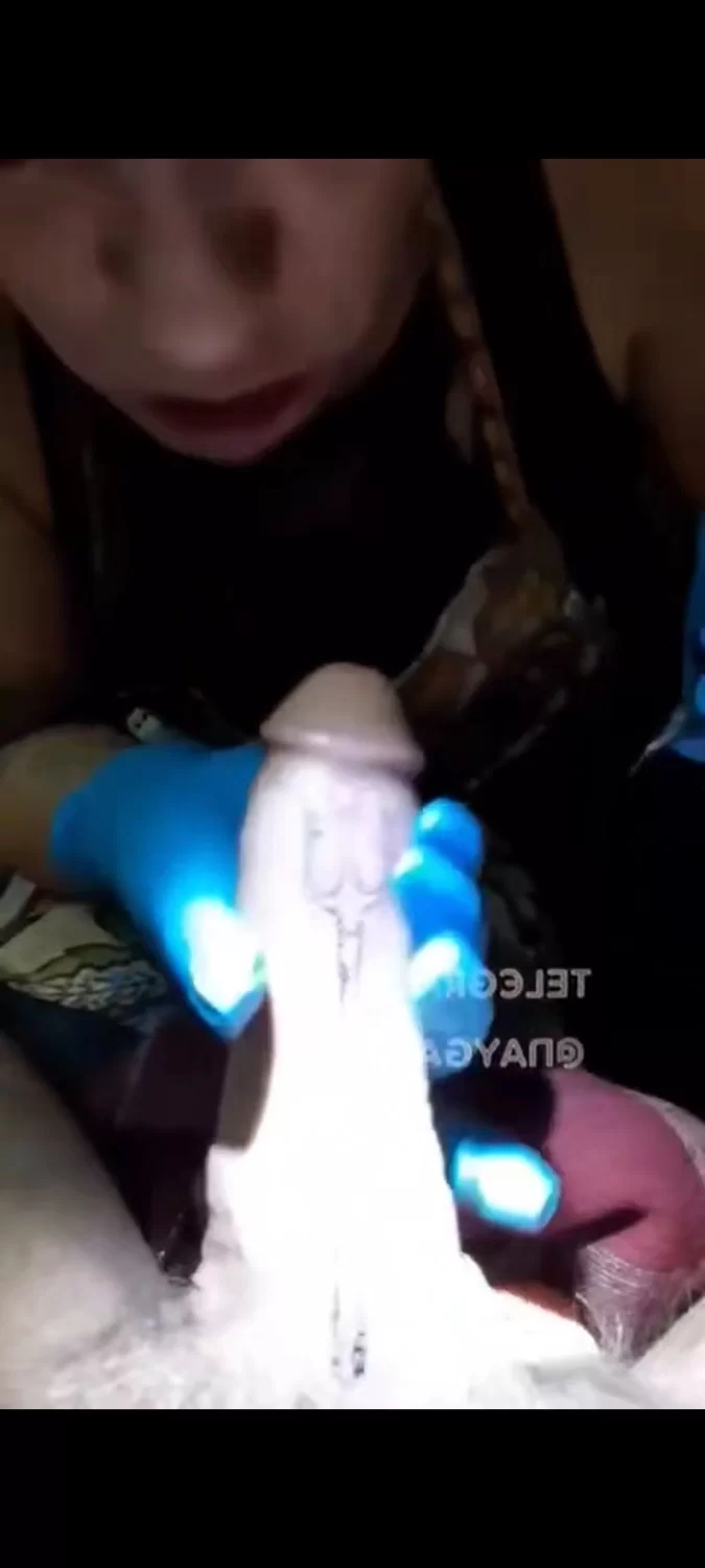 自拍 猎奇 鸡巴纹身真实秘密过程曝光！女纹身师需时不时给客人口交 确保鸡巴在坚硬挺状态【2v+300m】