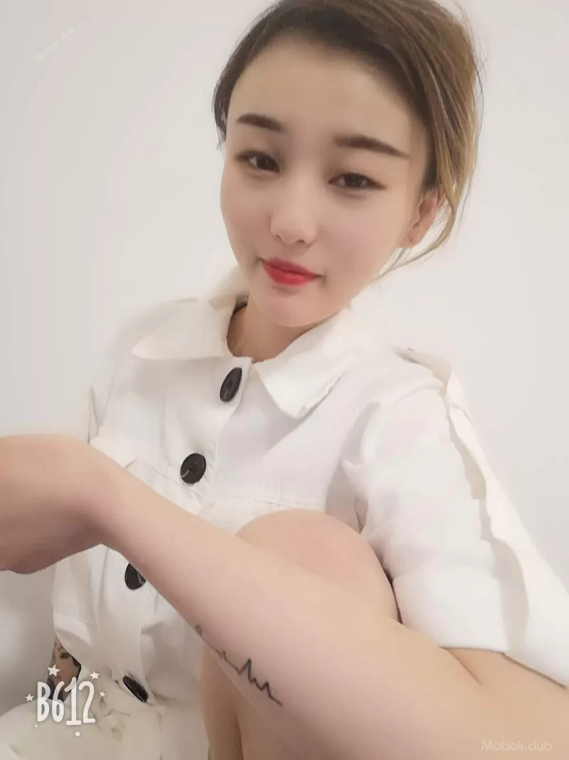 美女御姐 宾馆约个最近缺钱的小美女,干了壹半男友电话响了,觉得对【2v+1.3g】